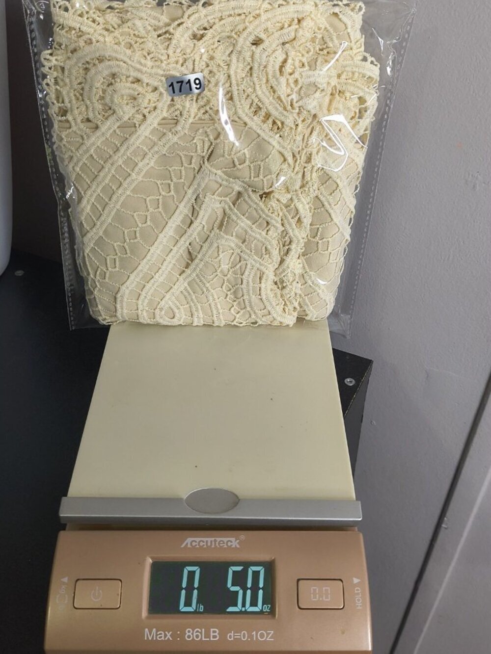 Adiva Beige Halter Top Tank Crochet Lace Lined Interior Size Medium Keyhole Back - Picture 11 of 11